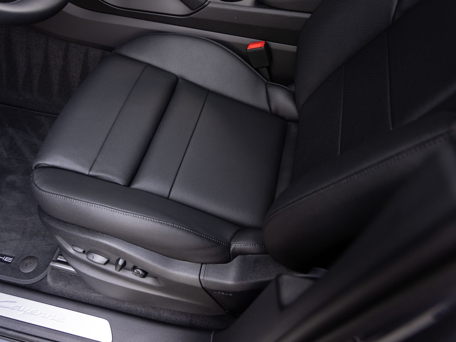 Certified 2026 Porsche Cayenne AWD/4WD image 22