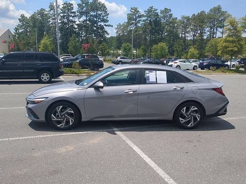 Used 2025 Hyundai Elantra SEL FWD image 7
