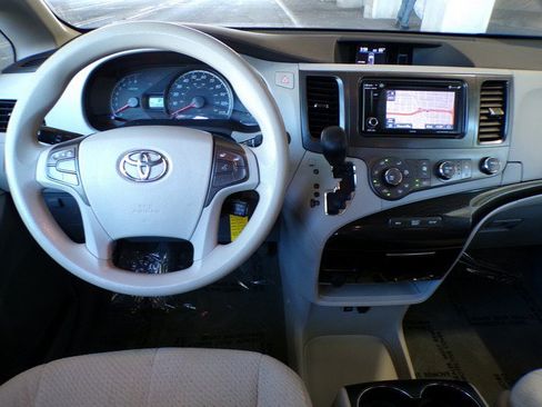 Used 2012 Toyota Sienna LE AWD/4WD image 13