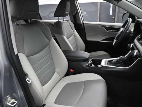 Used 2021 Toyota RAV4 XLE Premium image 15