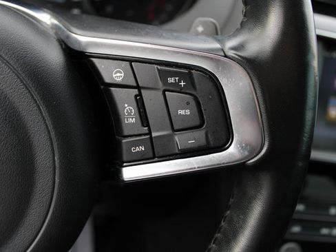 Used 2018 Jaguar F-PACE Prestige image 19