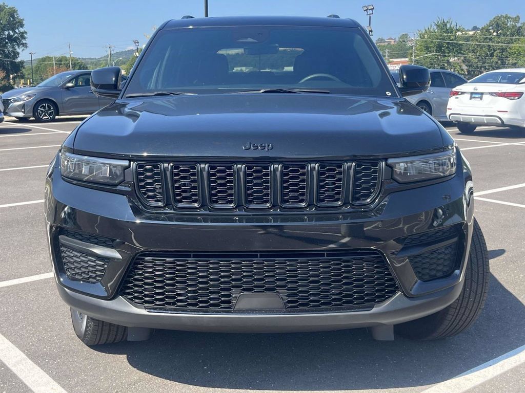 Used 2025 Jeep Grand Cherokee Altitude AWD/4WD image 8