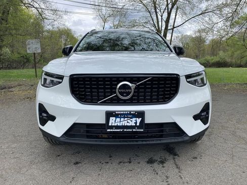Used 2023 Volvo XC40 B5 Plus w/ Driver Assist Package AWD/4WD image 2