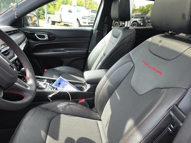 Used 2025 Jeep Compass Trailhawk w/ Sun & Sound Group AWD/4WD image 9
