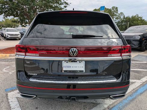 Used 2024 Volkswagen Atlas SE w/ Panoramic Sunroof Package FWD image 5