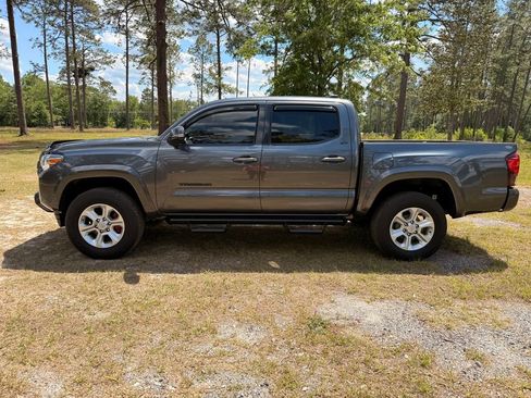 Used 2022 Toyota Tacoma SR5 w/ Technology Package RWD image 2