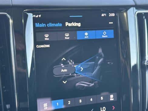 Used 2025 Volvo XC60 B5 Plus image 23