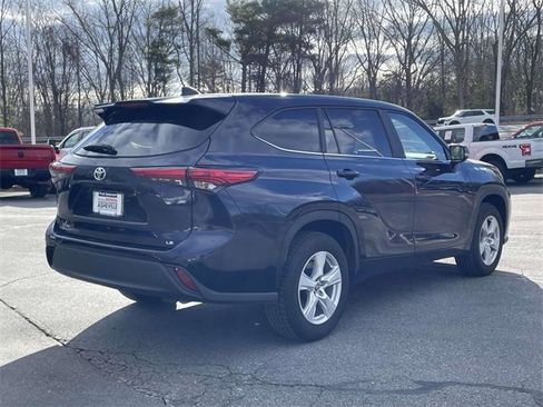 Used 2023 Toyota Highlander LE image 5