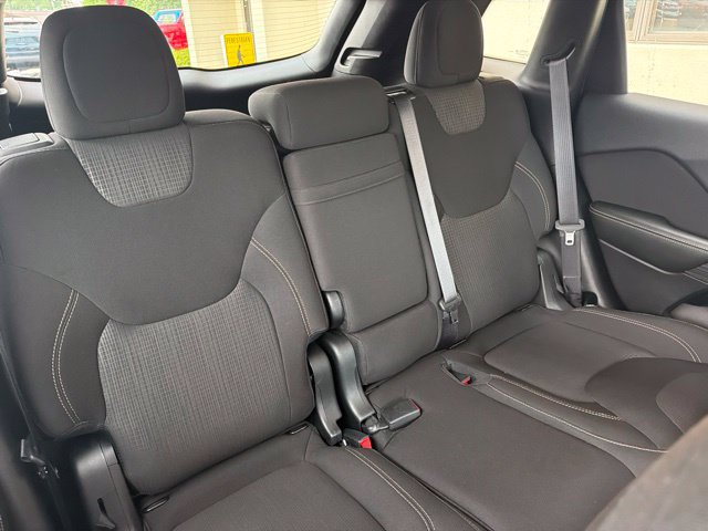 Used 2016 Jeep Cherokee Latitude w/ Cold Weather Group AWD/4WD image 17