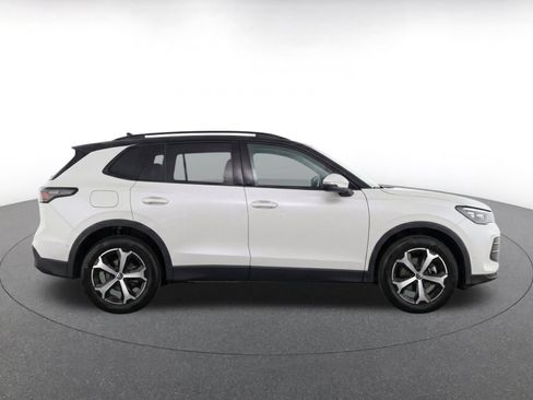 Used 2026 Volkswagen Tiguan SE AWD/4WD image 9