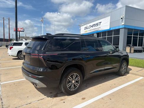 Used 2024 Chevrolet Traverse LT FWD image 3