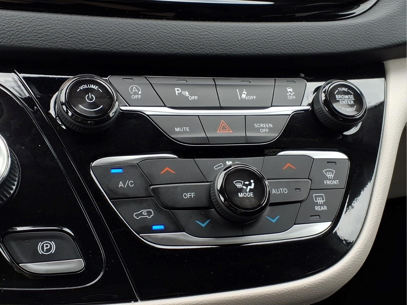 Used 2024 Chrysler Pacifica Touring-L FWD image 15