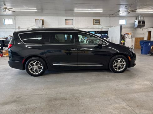 Used 2018 Chrysler Pacifica Limited image 83
