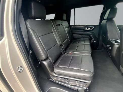 Used 2024 Chevrolet Suburban LT RWD image 25