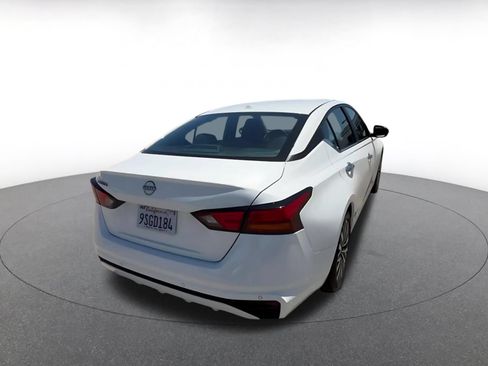 Used 2025 Nissan Altima 2.5 SV FWD image 14