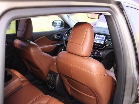 Used 2019 Jeep Cherokee Overland w/ Technology Group image 11