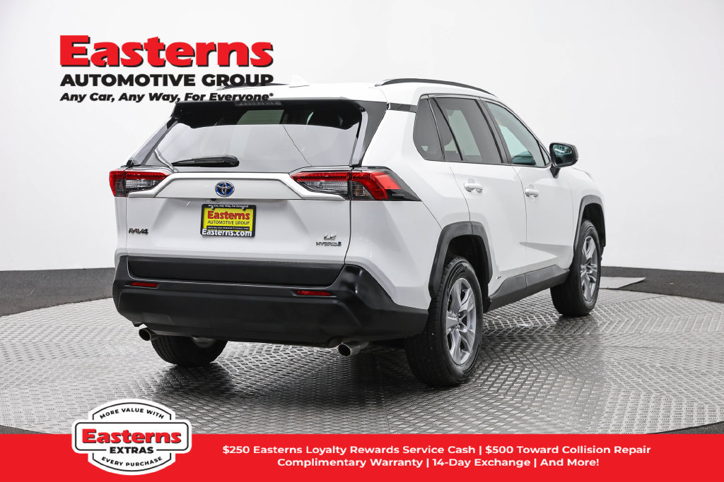 Used 2022 Toyota RAV4 LE AWD/4WD image 6