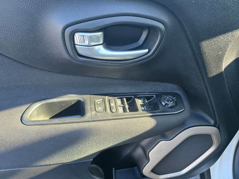 Used 2017 Jeep Renegade Latitude w/ Cold Weather Group image 22