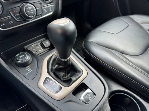 Used 2017 Jeep Cherokee Limited image 27