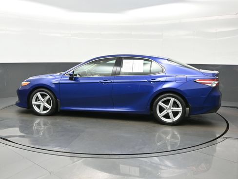 Used 2018 Toyota Camry XLE w/ Four Season Floor Mat Package FWD image 3