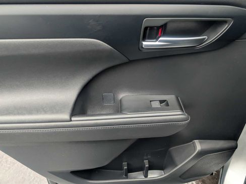 Certified 2023 Toyota Highlander XLE image 20