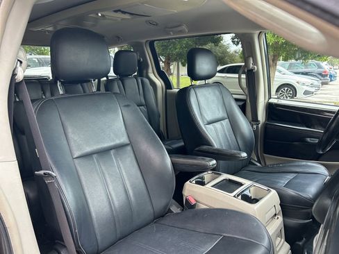 Used 2014 Chrysler Town & Country Touring image 38