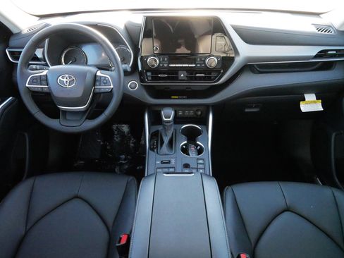 Certified 2026 Toyota Highlander XLE image 10