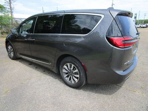 Used 2022 Chrysler Pacifica Limited image 3