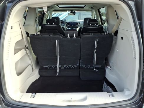 Used 2023 Chrysler Pacifica Limited image 14