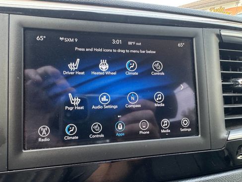 Used 2019 Chrysler Pacifica Touring-L image 22