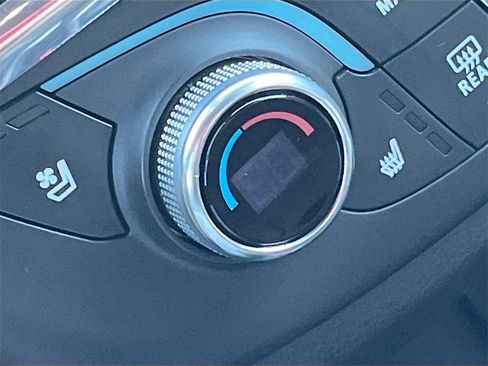 Used 2023 Chevrolet Traverse Premier image 21