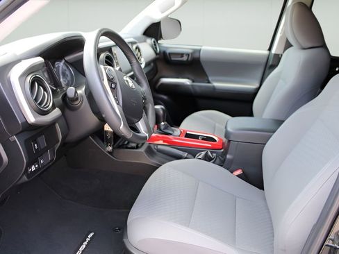 Used 2022 Toyota Tacoma SR5 AWD/4WD image 8