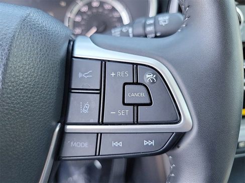 Used 2024 Toyota Highlander XLE AWD/4WD image 6