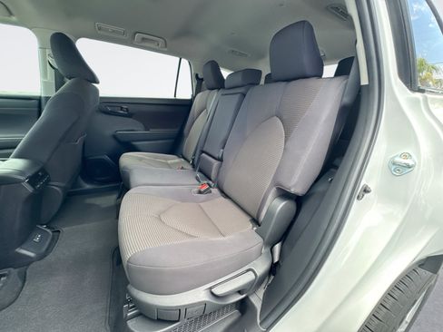 Used 2023 Toyota Highlander LE FWD image 14