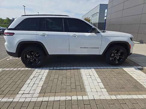Used 2024 Jeep Grand Cherokee Altitude AWD/4WD image 4