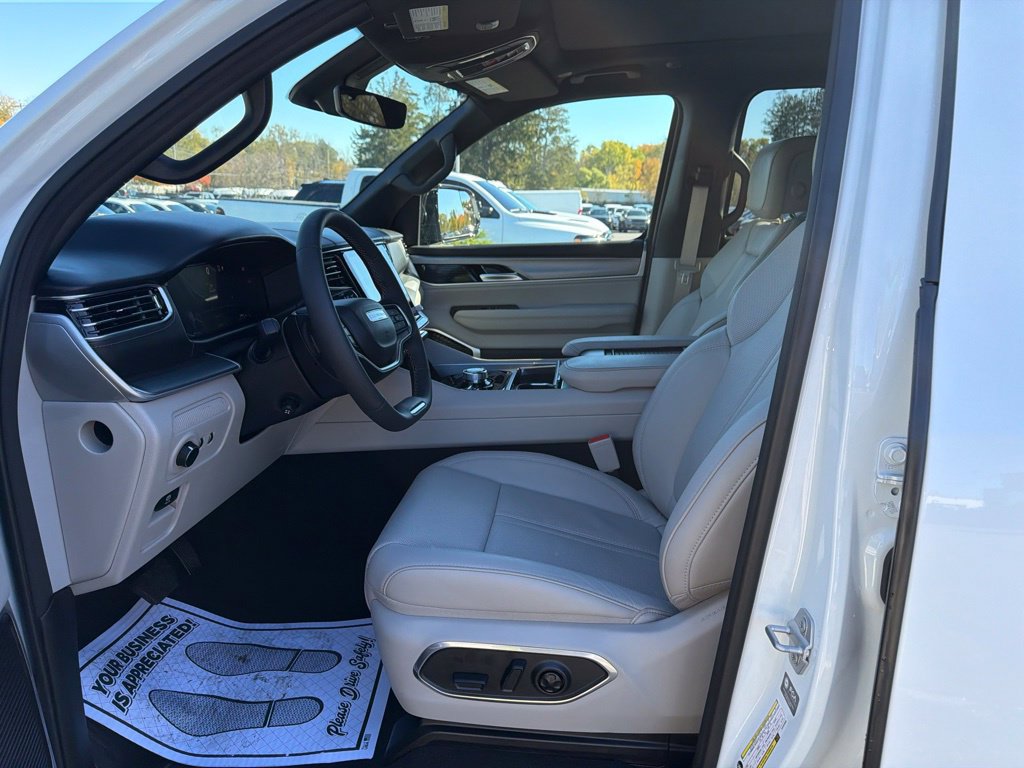 Used 2026 Jeep Grand Wagoneer Limited AWD/4WD image 12