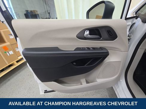 Used 2023 Chrysler Pacifica Touring-L FWD image 30