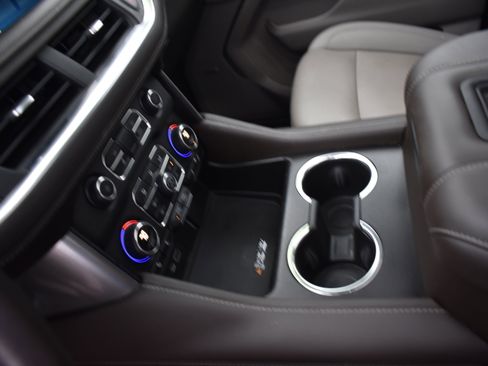 Used 2022 Chevrolet Suburban LT w/ Luxury Package image 24