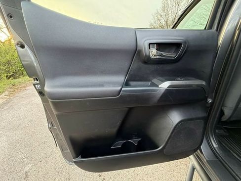 Used 2018 Toyota Tacoma TRD Off-Road w/ Technology Package image 19