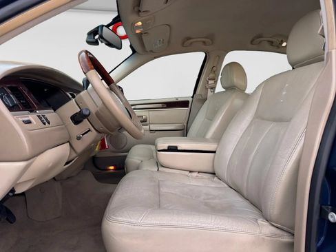 Used 2010 Lincoln Town Car Signature Limited RWD image 13