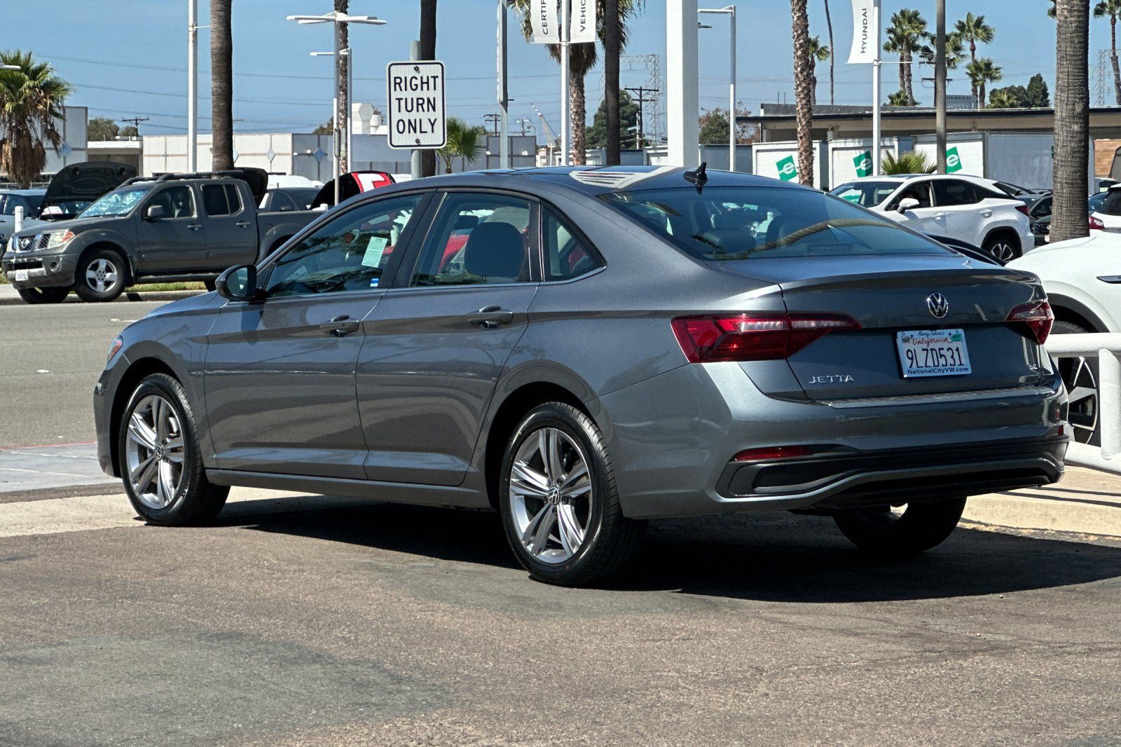 Used 2024 Volkswagen Jetta SE w/ Panoramic Sunroof Package FWD image 6
