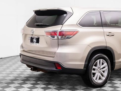 Used 2015 Toyota Highlander LE image 28