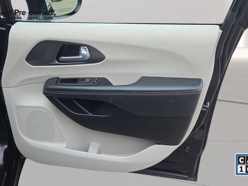 Certified 2024 Chrysler Pacifica Touring-L FWD image 13