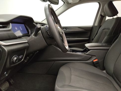 Used 2023 Jeep Grand Cherokee Laredo AWD/4WD image 17