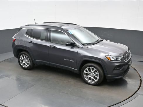 Used 2024 Jeep Compass Latitude AWD/4WD image 40