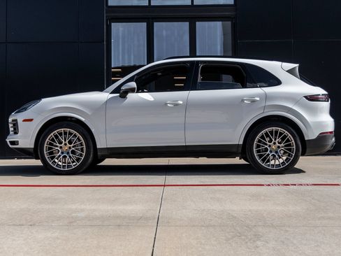 Certified 2023 Porsche Cayenne Platinum Edition AWD/4WD image 2