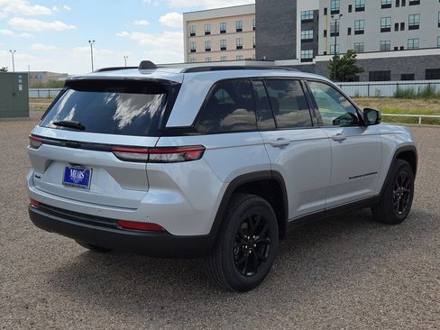 Used 2025 Jeep Grand Cherokee Altitude AWD/4WD image 5