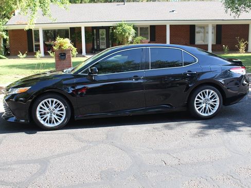 Used 2018 Toyota Camry XLE FWD image 2