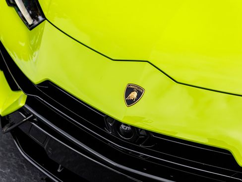 Used 2023 Lamborghini Urus S image 2