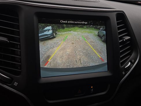 Used 2022 Jeep Cherokee Latitude Lux w/ Mopar Interior Package AWD/4WD image 17